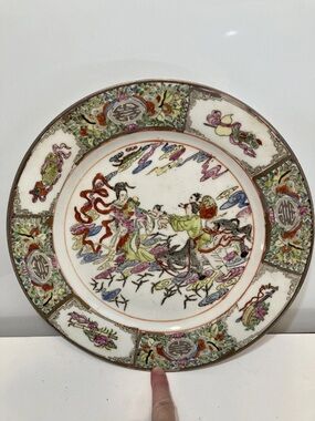 Chinese Porcelain Hand-Painted Plate w Gold Trim and Rim Background 10"